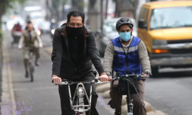 Los capitalinos se enfrentan este jueves al tercer día de contingencia consecutivo. (Foto: Cuartoscuro)