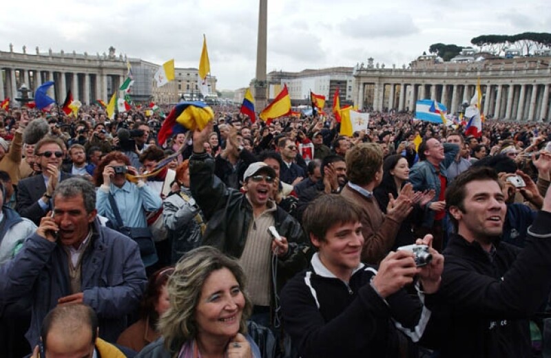 2005: las reacciones de los congregados al ver el humo blanco salir de la chimenea.