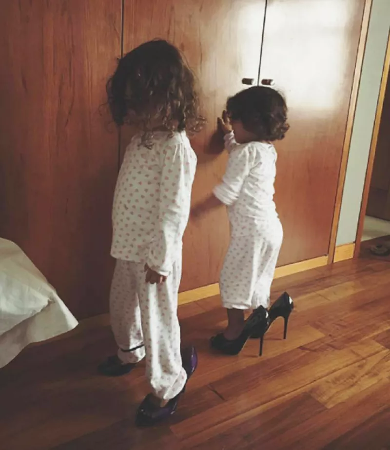 La conductora, quien espera a su tercera hija, compartió que el pasatiempo preferido de mini Jacky y Carolina es ponerse sus altísimos tacones.