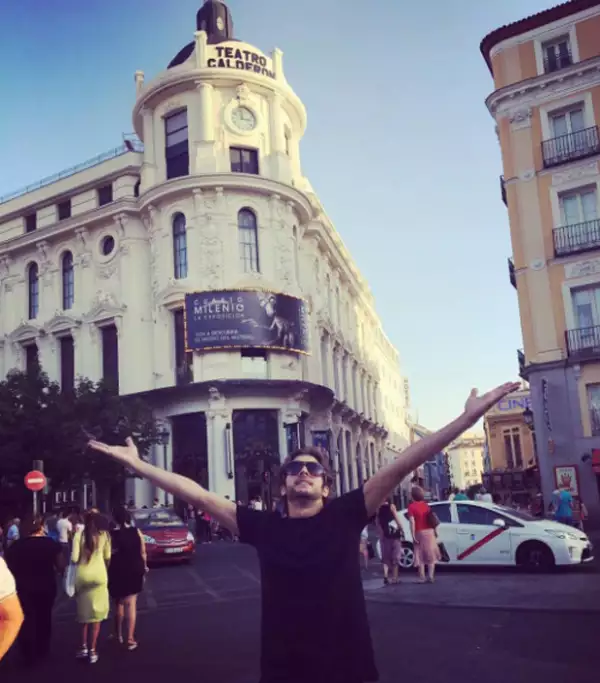 Juan Pablo Gil frente al Teatro Calderón en Madrid.