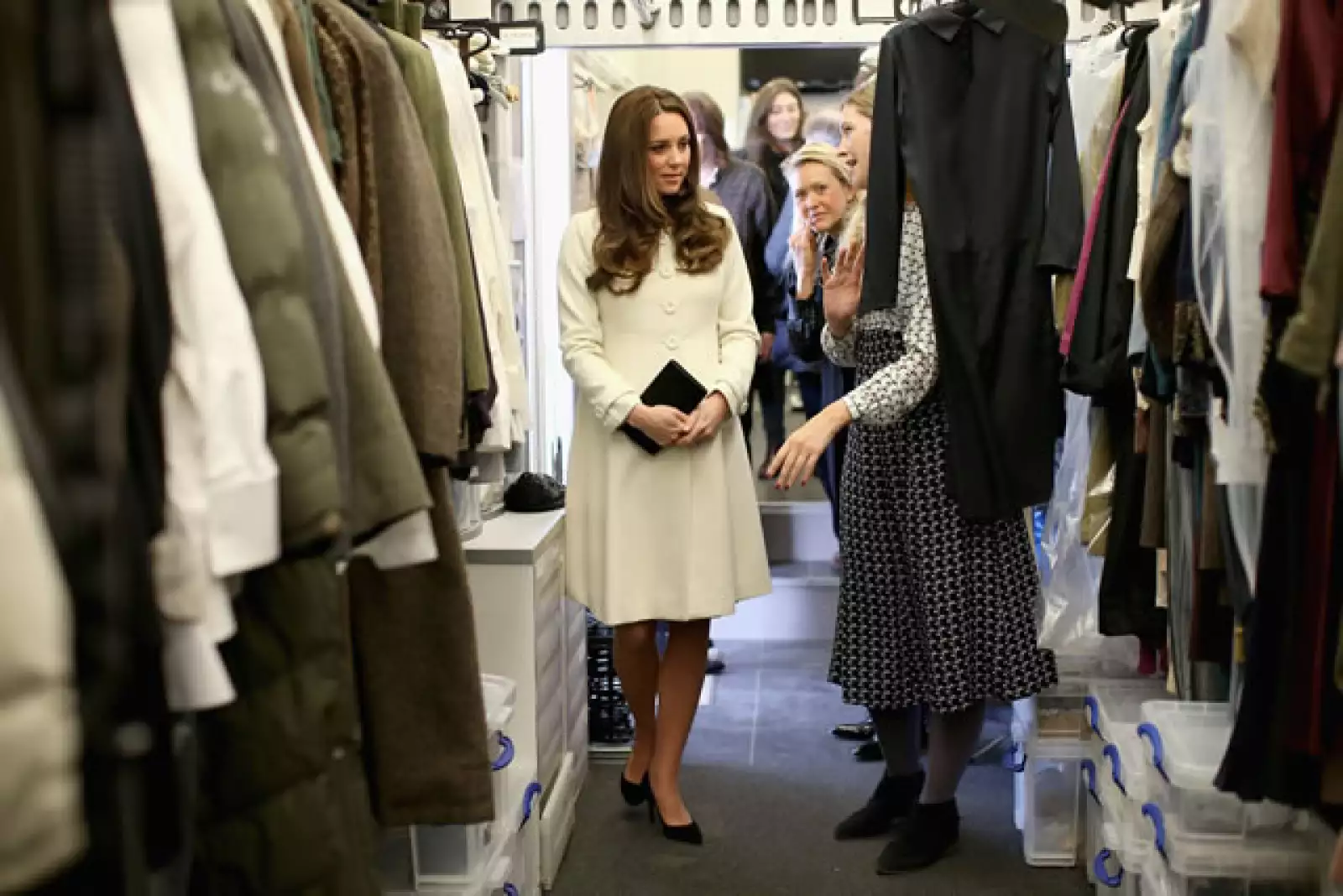 Kate también visitó el departamento de vestuario, el cual corre a cargo de la diseñadora Anna Robbins.