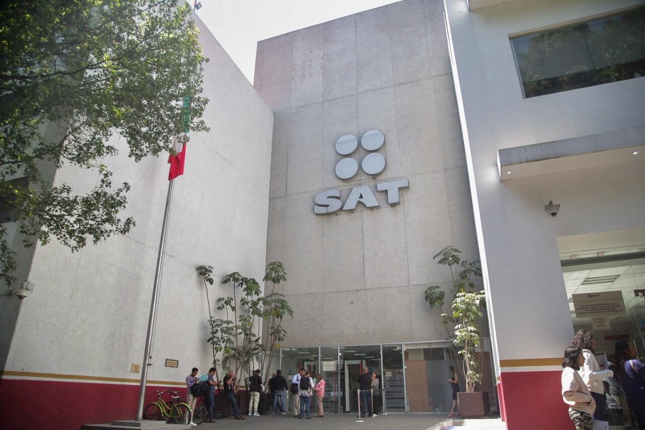Trabajadores del SAT inician protesta de "brazos caídos"