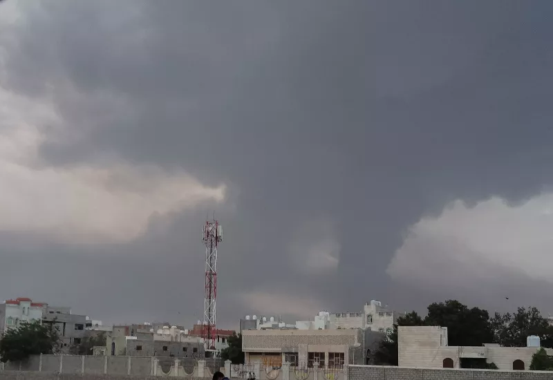 El humo se eleva desde el lugar de los ataques aéreos israelíes en la ciudad portuaria del Mar Rojo de Hodeidah, Yemen, el 29 de septiembre de 2024.
