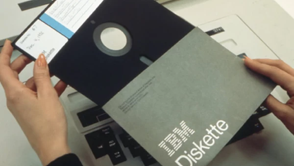 La empresa creó el ‘floppy disk’, el cual hizo (que) el proceso de almacenaje de datos más accesible para el usuario final.