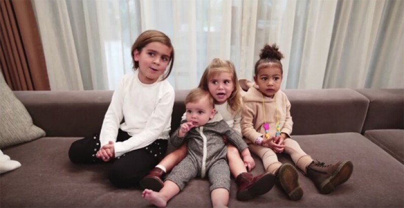 Mason, Penelope, Reign y North, nietos de Kris Jenner, aparecen también en el video.