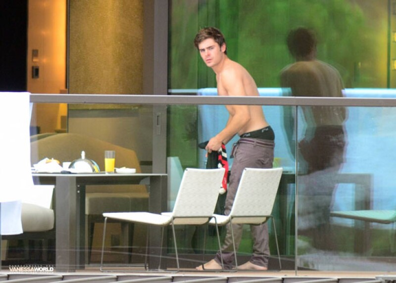 Esta foto de Zac Efron fue comidilla de la web cuando fue alterada para mostrarlo desnudo.