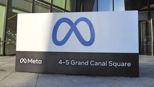 Logo de Meta fuera de sus oficinas.