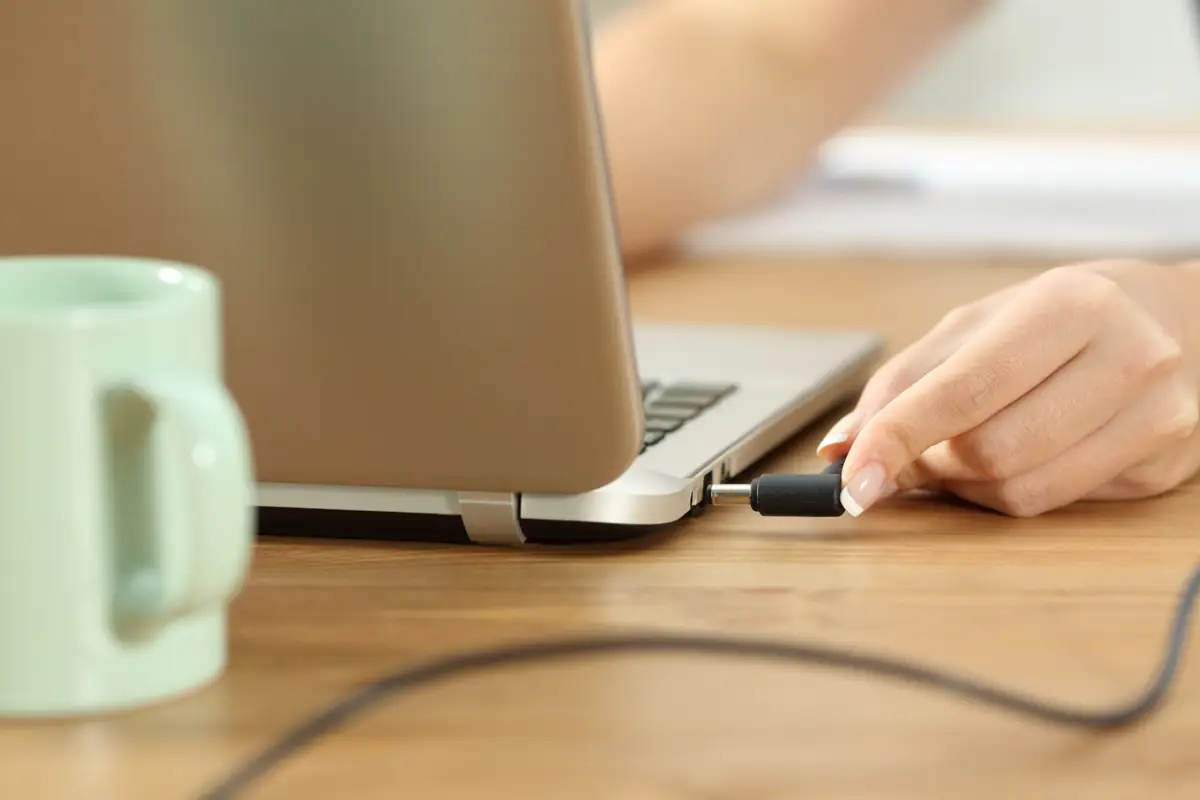 que-se-conecta-primero-cargador-o-laptop
