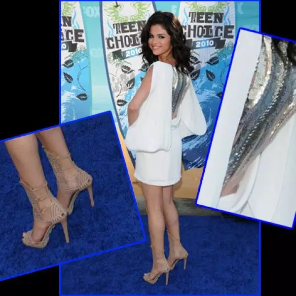 Selena Gómez se veía guapísima en un vestido blanco con aplicación en la espalda de BCBG Max Azria.