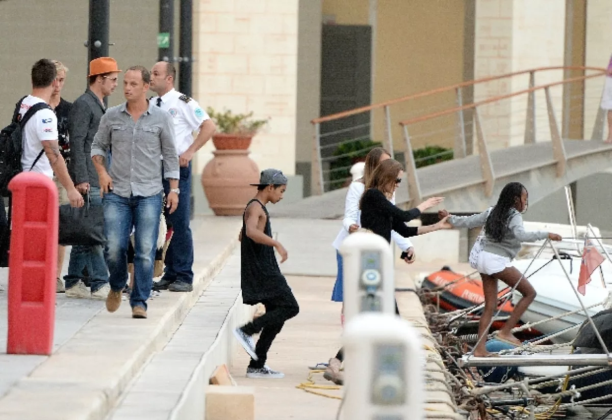 Brad Pitt hablaba con una comitiva en el puerto antes de abordar el yate con su familia.