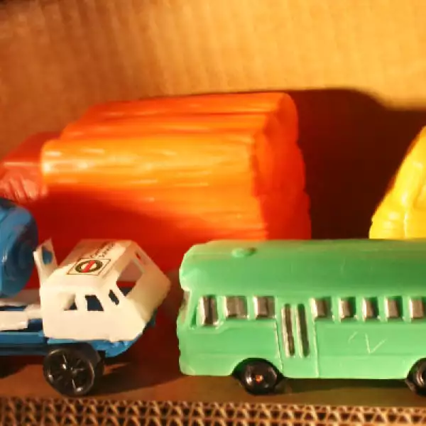 Los carritos de plástico alusivos a empresas establecidas en el país como Bimbo y Cemento Cruz Azul eran famosos entre los niños.