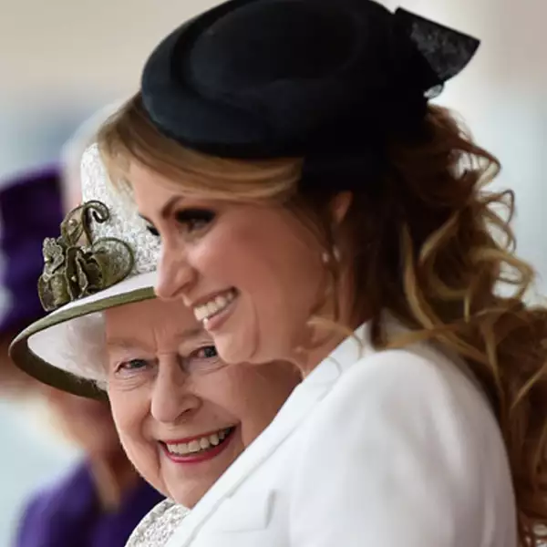 Angélica Rivera con la reina Isabell II.