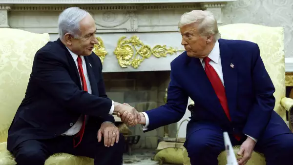 El presidente estadounidense, Donald Trump, recibe al primer ministro israelí, Benjamin Netanyahu, en la Casa Blanca en Washington. 