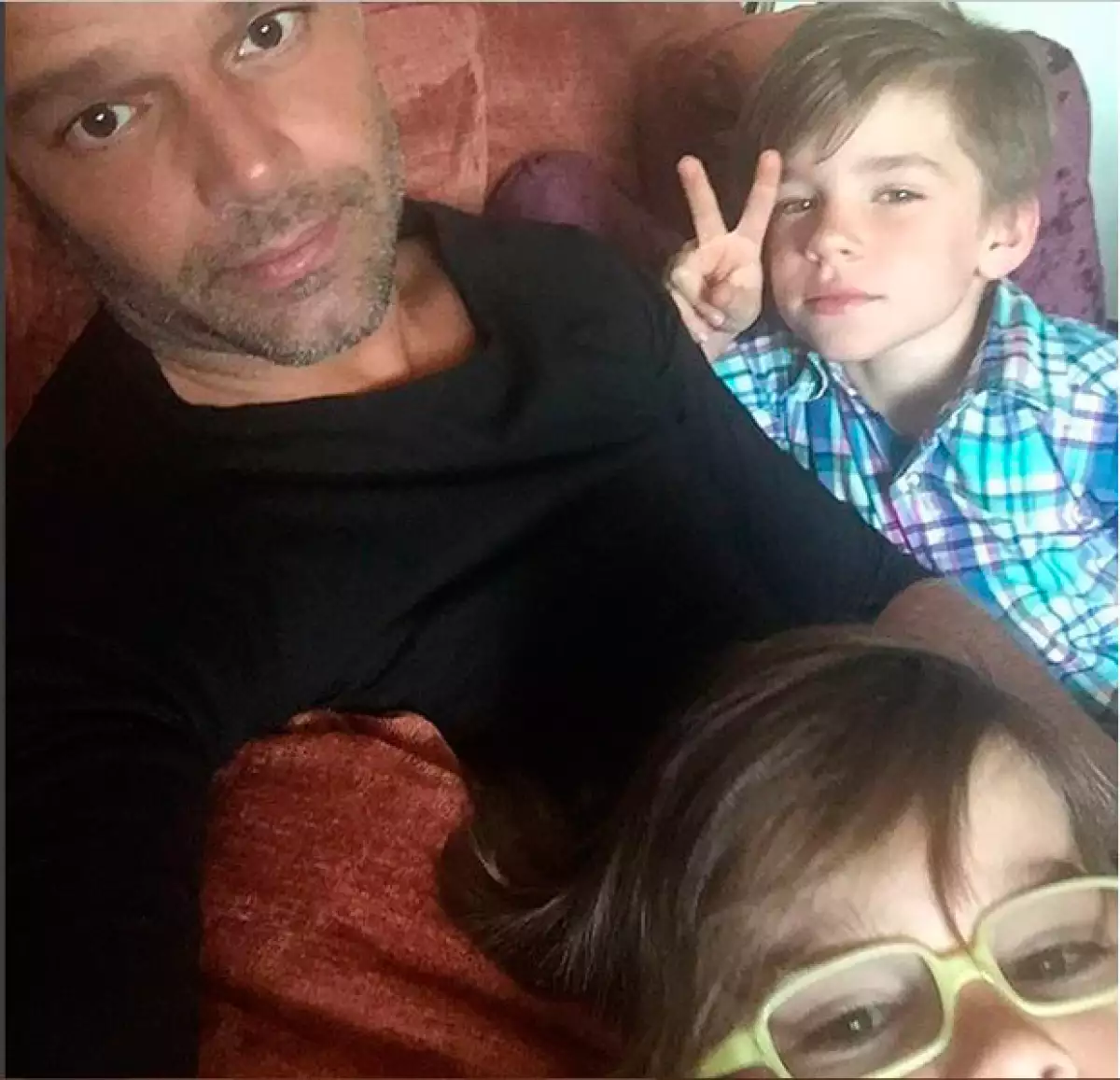 El cantante compartió una fotografía de sus gemelos, quienes se han convertido en los dueños de su tiempo libre.