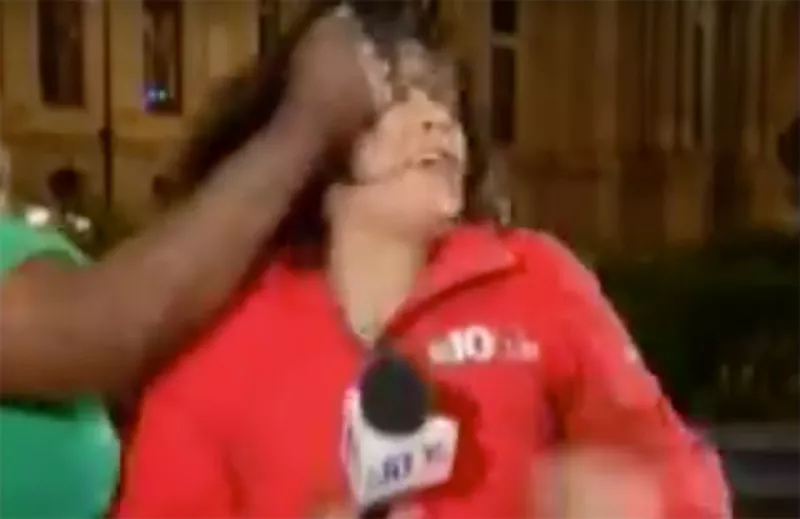 Iris Delgado estaba terminando su reporte cuando una mujer se acercó y, sin razón alguna, la tomó de la cabeza y la sacudió.