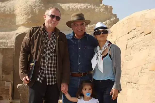 Pinault, Hayek y la pequeña Valentina fueron guiados por Zahi Hawass, la máxima autoridad de la arqueología egipcia.