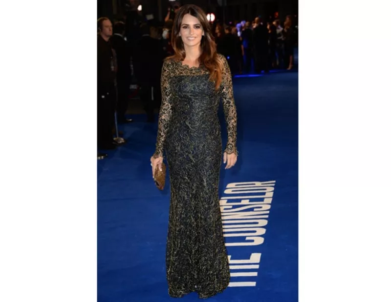 Tanto la española como su pareja, el también español Javier Bardem, desfilaron este jueves por la alfombra azul de la cinta “The Counselor” en el Odeon West End. Ella se llevó todas las miradas.
