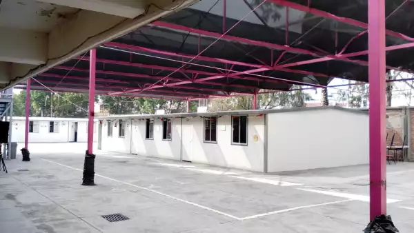Clases al 'aire libre'. Este es un ejemplo de las aulas provisionales que se instalaron en la CDMX. En el ejemplo la Escuela Secundaria General Silvestre Revueltas, en la Delegación Gustavo A. Madero.