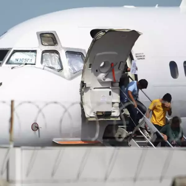 niños migrantes en avión