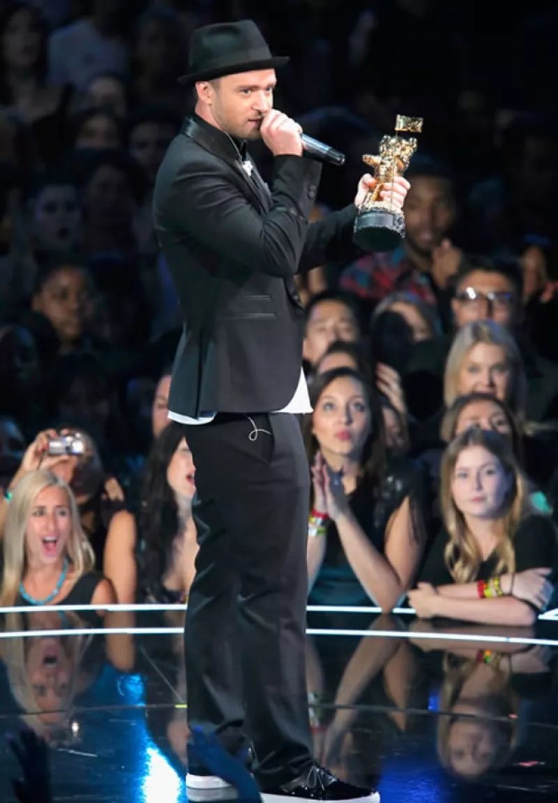 Timberlake se apoderó de la ceremonia robando el foco de una rehabilitada Lady Gaga, una atrevida Miley Cyrus y una vengativa Taylor Swift con un popurrí de éxitos y la rumorada reunión con 'N Sync.