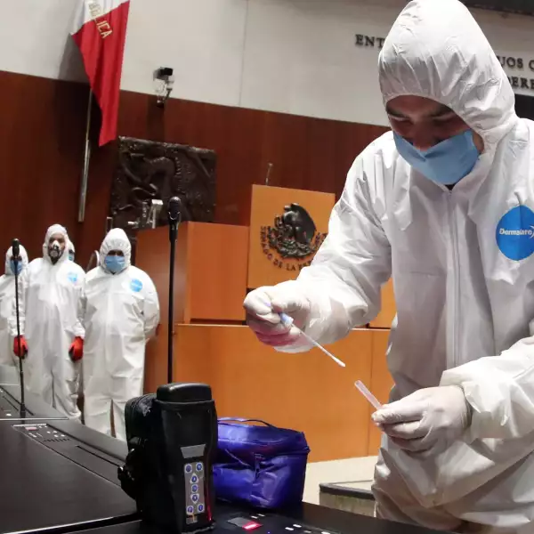 Trabajadores especializados realizaron un proceso de sanitización en el salón de plenos del Senado de la República