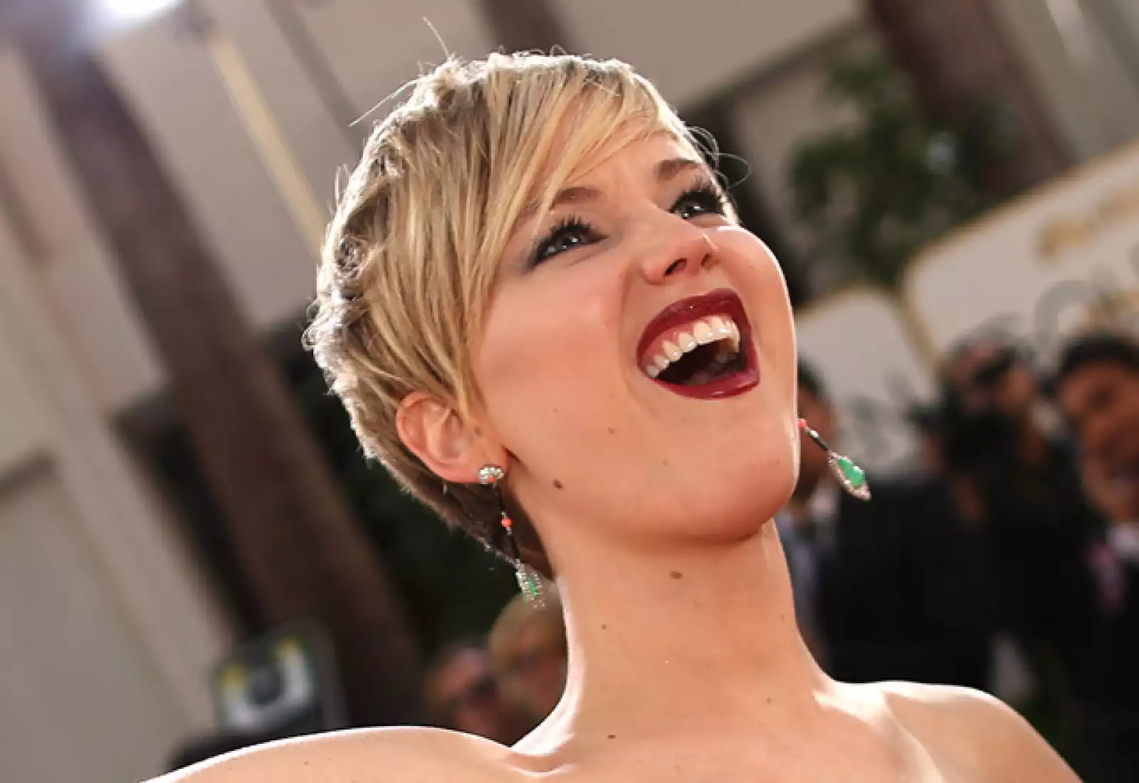 Así reaccionó Jennifer Lawrence cuando sus fans la saludaron la noche de los SAG Awards 2014.