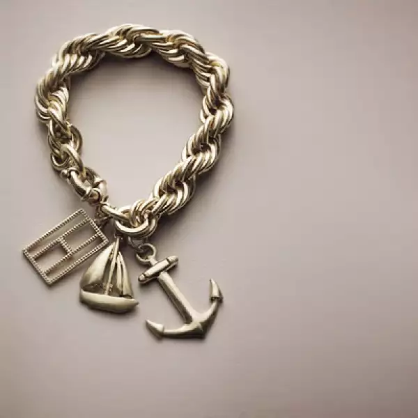 Pulsera unisex, con distintivos navales en oro amarillo.
