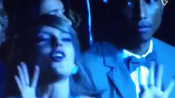 Un video de Vine en el que el cantante veía con cara de pocos amigos a la rubia mientras bailaba, durante la entrega de los Grammy, se ha vuelto viral en redes sociales.
