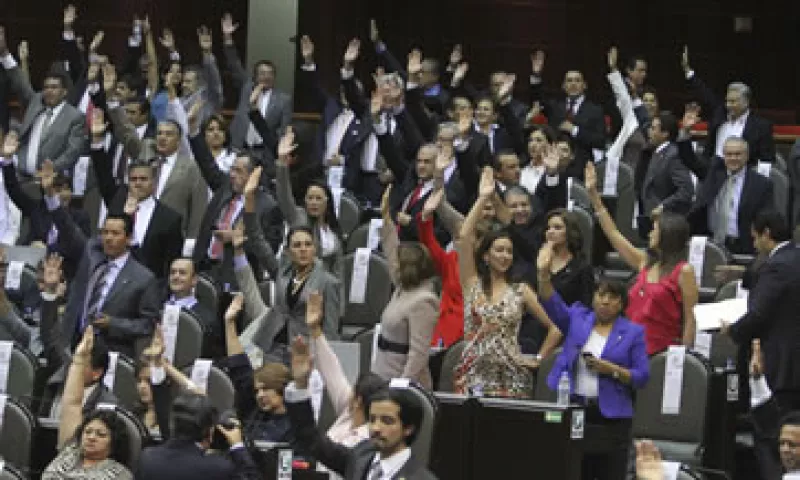 En la sesión de este viernes, legisladores de izquierda protestaron en contra del dictamen. (Foto: Notimex)