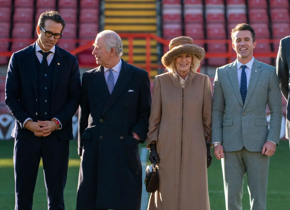 Ryan Reynolds, rey Carlos III, reina consorte Camila y Rob McElhenney