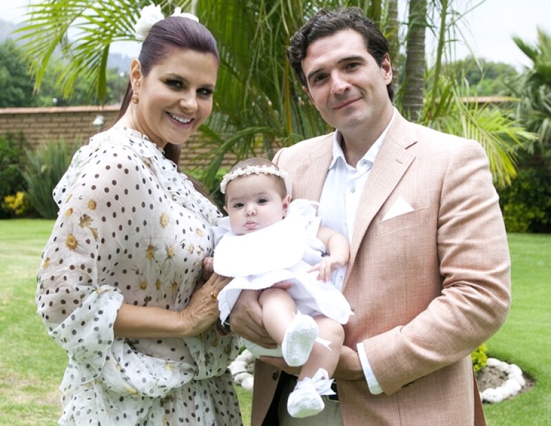 La actriz y su esposo bautizaron a la encantadora Mónica Constanza en Tepoztlán, Morelos.