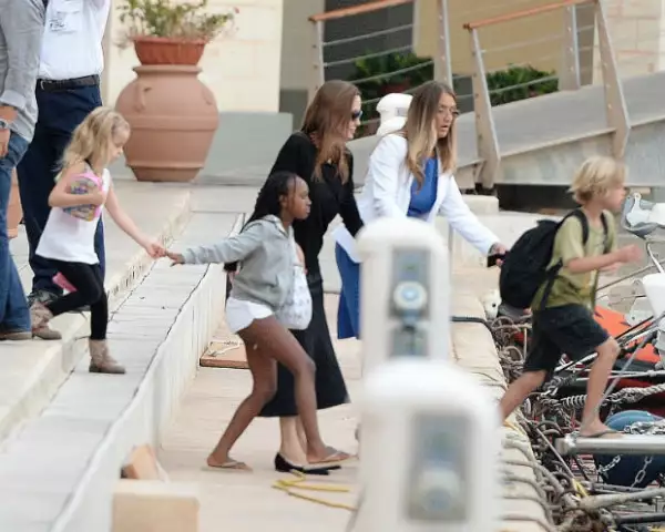 Angelina Jolie no perdía de vista a sus hijos al momento de abordar el yate.