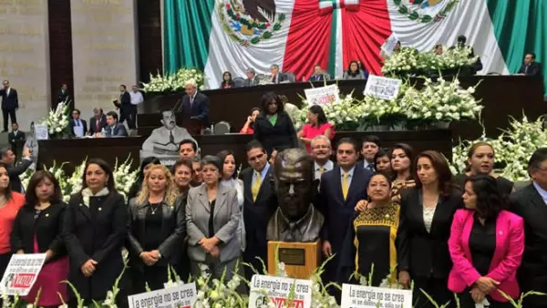 Los diputados montaron una guardia de honor ante un busto de Lázaro Cárdenas y pidieron un minuto de silencio por lo que consideran el entierro de Pemex.