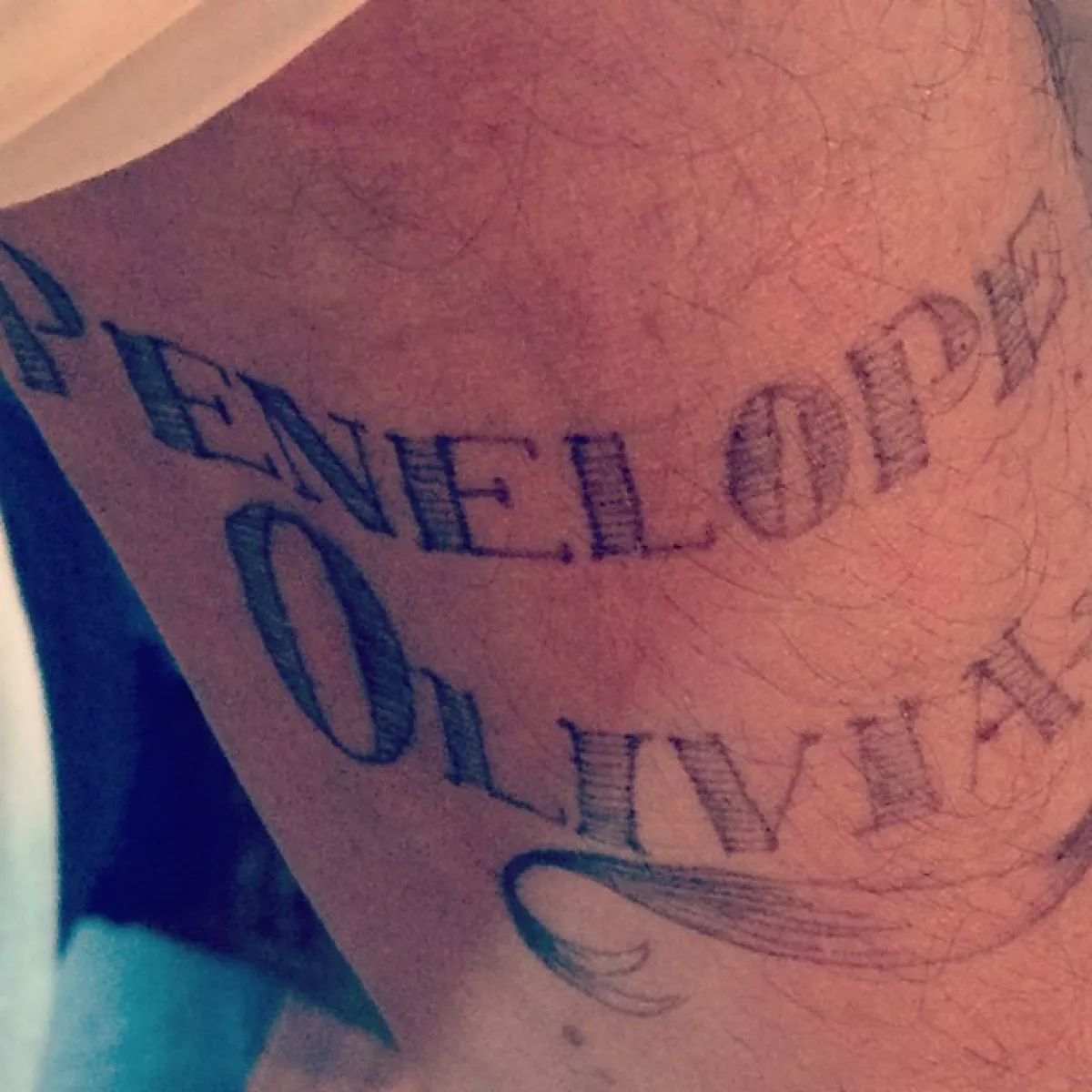 El actor se tatuó estilo vintage el nombre de dos de los amores de su vida.