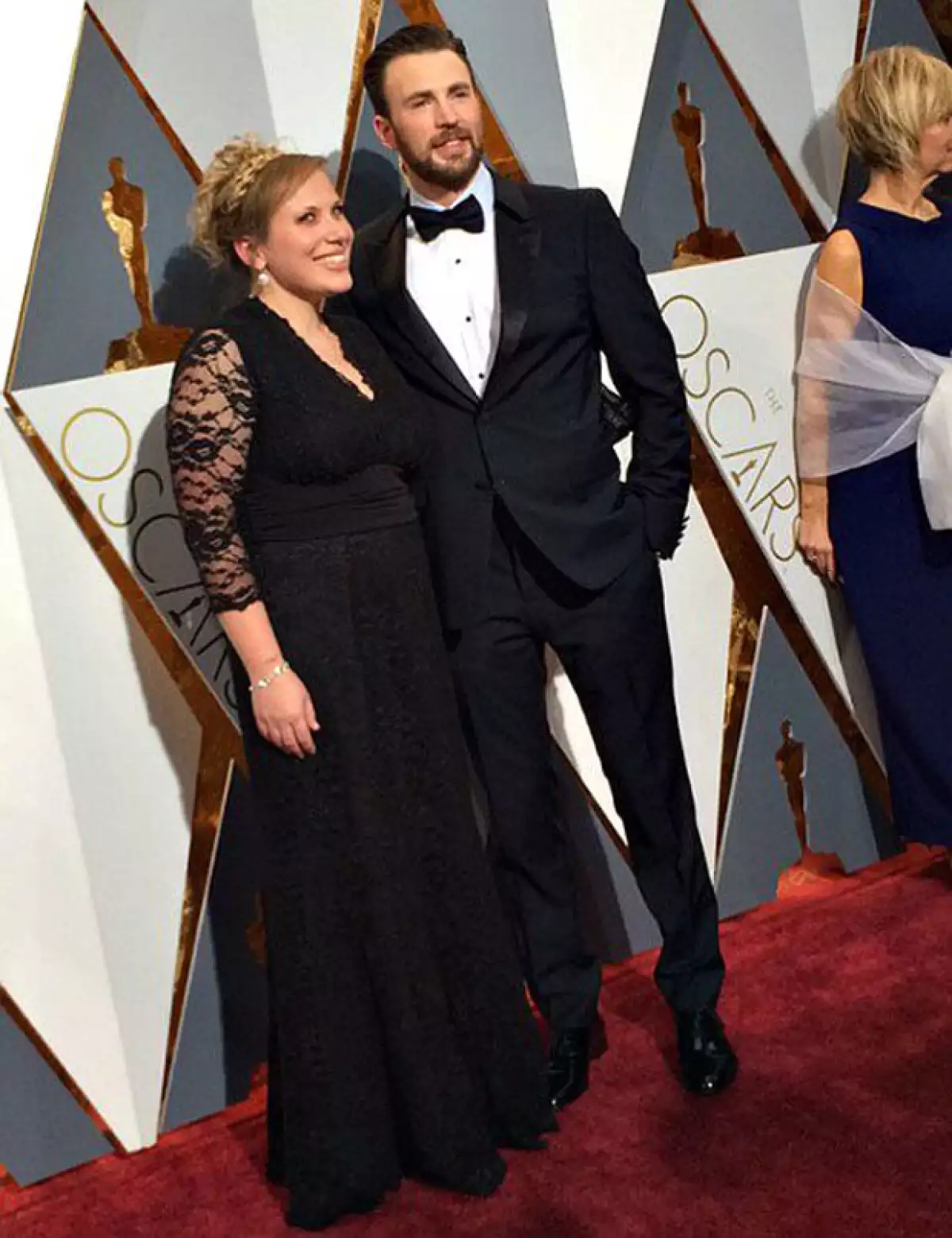 Carly fue el date de su hermano menor para los Oscar 2016.