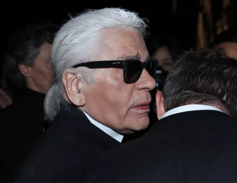 Entre champagne y esencias florales, el káiser de la moda presentó su nueva línea de fragancias femenina y masculina.