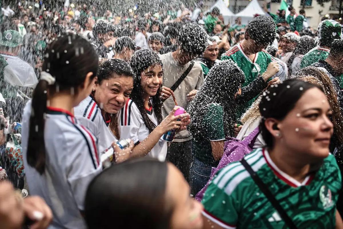 Fans Of Mexico Gather At Angel De La Independencia