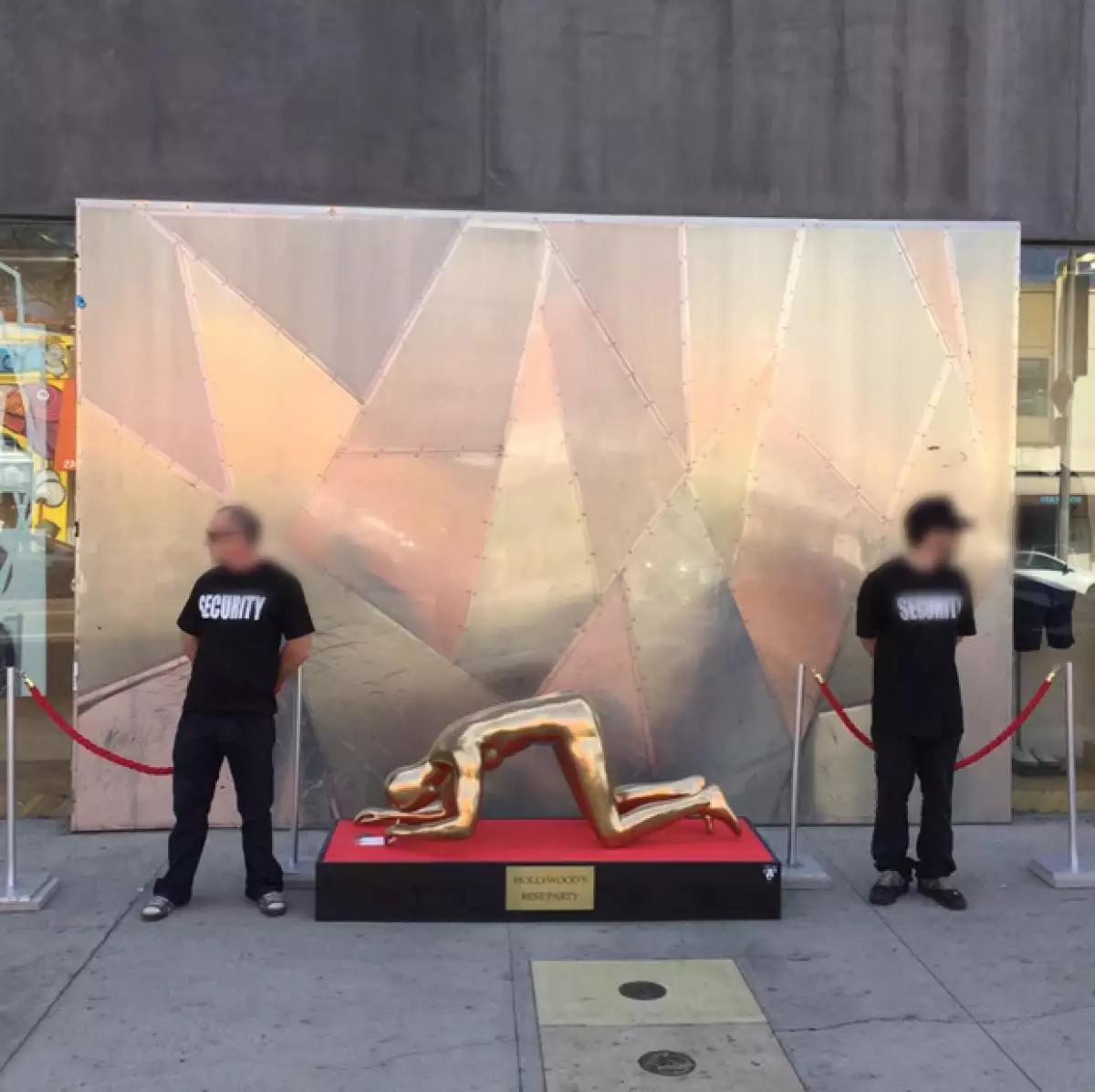 La escultura implica una dura crítica al medio cinematográfico internacional.