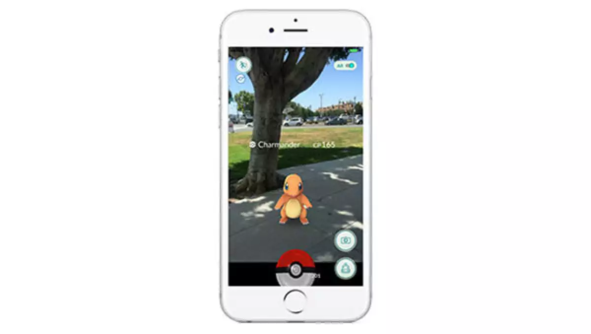 En el juego, se pueden enontrar Pokémons a través de la cámara del celular.