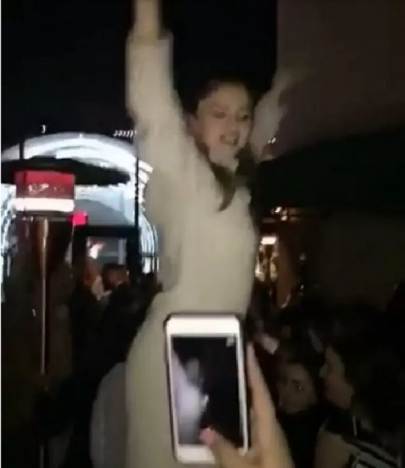 Tequila, amigos y música de Rihanna fue la conjugación perfecta para que la cantante demostrara sus habilidades para bailar sobre la barra.