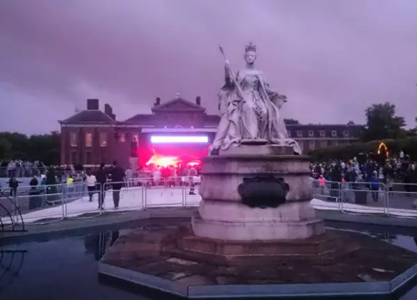El palacio de Kensington se llenó de color.