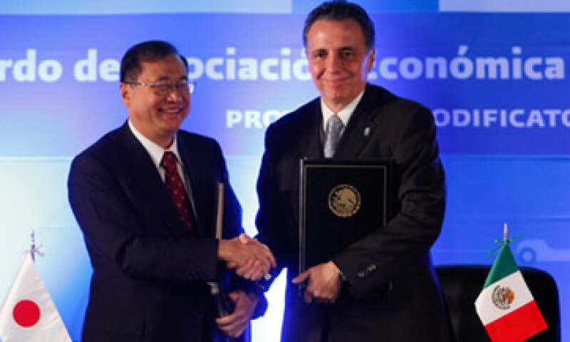 Bruno Ferrari, secretario de Economía firmó con el Embajador nipón en México, Shuichiro Megata, la ampliación del acuerdo comercial entre México y Japón. (Foto: Cortesía Secretaria de Economía)