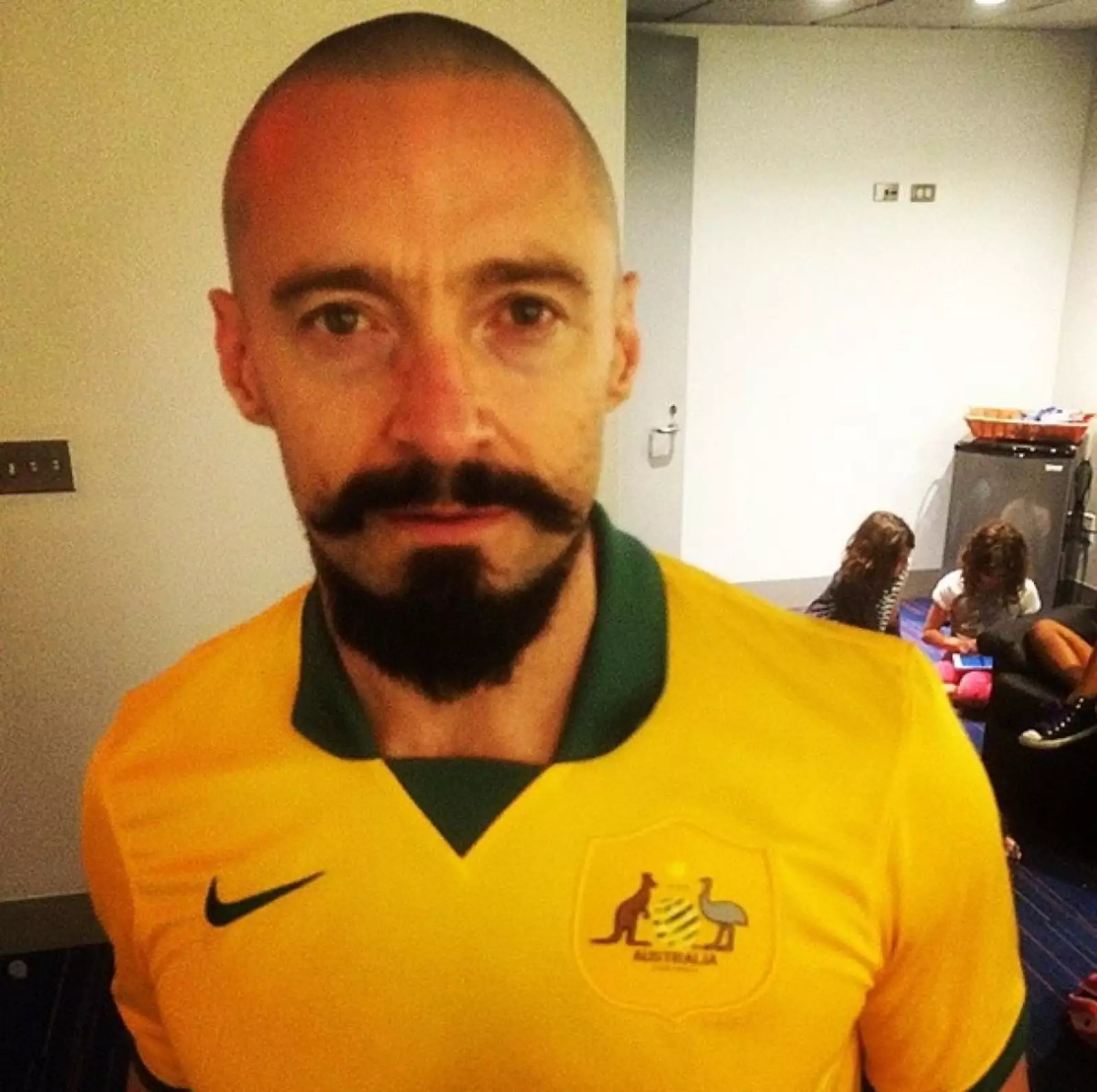 Hugh Jackman se mostró orgulloso de sus raíces y compartió esta imagen usando el jersey de Australia. `Vamos aussies´, escribió el ganador del Oscar.