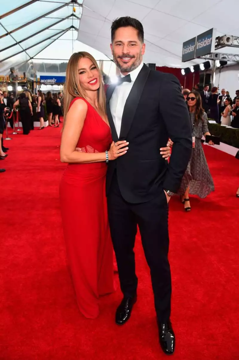La actriz y su prometido robaron miradas al llegar a la red carpet de los premios, luciendo muy felices y más sensuales que nunca.