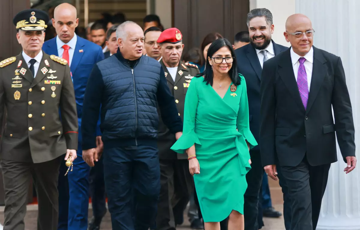 Esta foto, difundida por la oficina de prensa del Palacio de Miraflores, muestra a la presidenta interina de Venezuela, Delcy Rodríguez (centro-derecha); el ministro de Defensa, Vladimir Padrino López (izquierda); el ministro del Interior, Diosdado Cabello (centro-izquierda); y el presidente de la Asamblea Nacional, Jorge Rodríguez (derecha), caminando después de que ella prestara juramento en una ceremonia en la Asamblea Nacional en Caracas el 5 de enero de 2026.