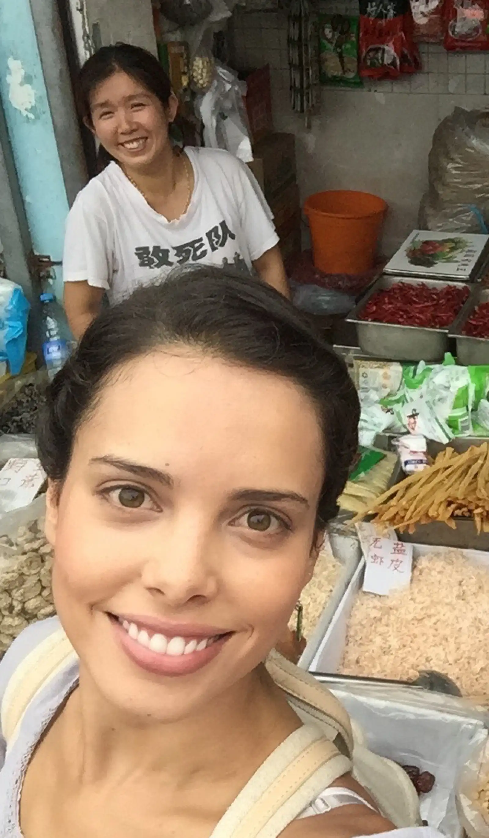 Vanesa Restrepo desde un mercadillo local.