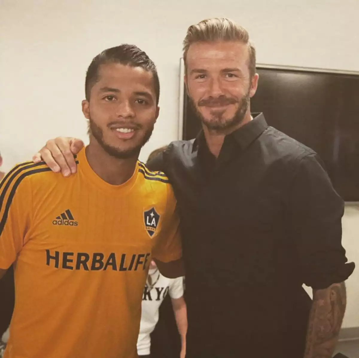 El ex futbolista británico compartió una foto con el delantero mexicano con motivo de su primer juego con el LA Galaxy y le dedicó unas lindas palabras.