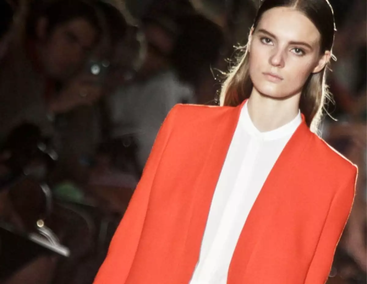 El toque de color dio vida a una colección monocromática.