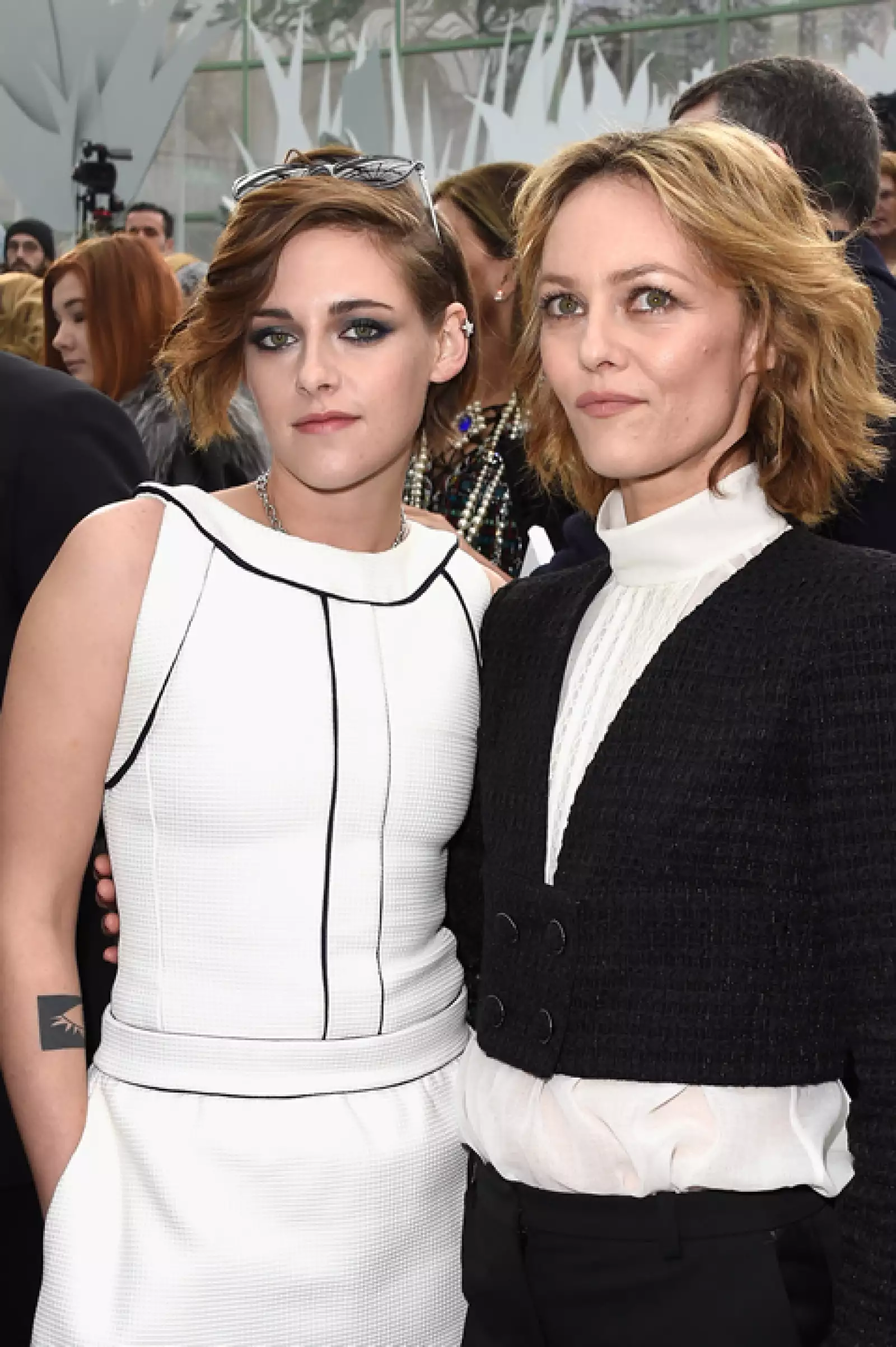 Kristen Stewart posa con Vanessa Paradis en la pasarela de Chanel.