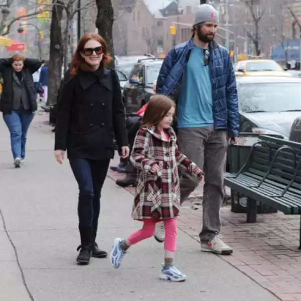 Contentos. Julianne Moore y su esposo, Bart Freundlich, con sus hijos, Liv Helen y Caleb, salen de comer del Bar Pitti, en Nueva York.